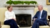 조 바이든(오른쪽) 미국 대통령과 메테 프레데릭센 덴마크 총리가 5일 백악관에서 회담하고 있다.