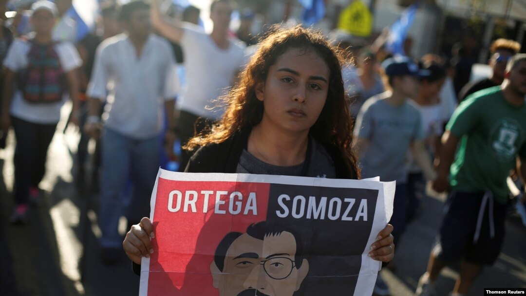 Una manifestante protesta contra el gobierno de Nicaragua en Managua el 23 de abril de 2018.