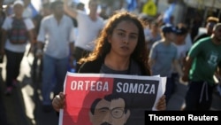 Una manifestante protesta contra el gobierno de Nicaragua en Managua el 23 de abril de 2018.