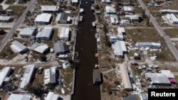 Uništene kuće, vozila i čamci nakon što je uragan Ian izazvao opsežna razaranja na ostrvu Pine, Florida.