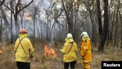 Petugas Pemadam Kebakaran New South Wales mengamati upaya pemadaman kebakaran hutan di dekat Picton, Australia, 22 Desember 2019. (Foto: dok).