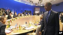 Le président Obama prenant place au sommet du G8 de Deauville