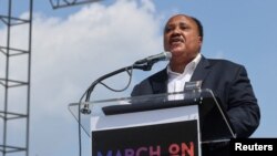 Мартин Лютер Кинг III выступает перед участниками акции в защиту избирательных прав 