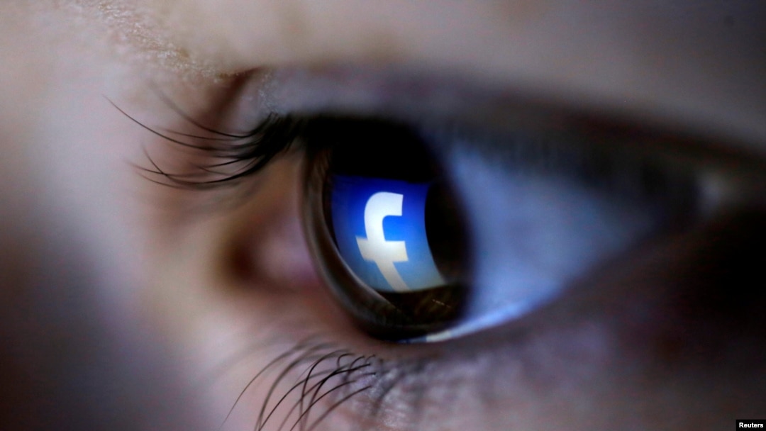 Bayangan logo Facebook di mata pengguna. (Foto: Ilustrasi)