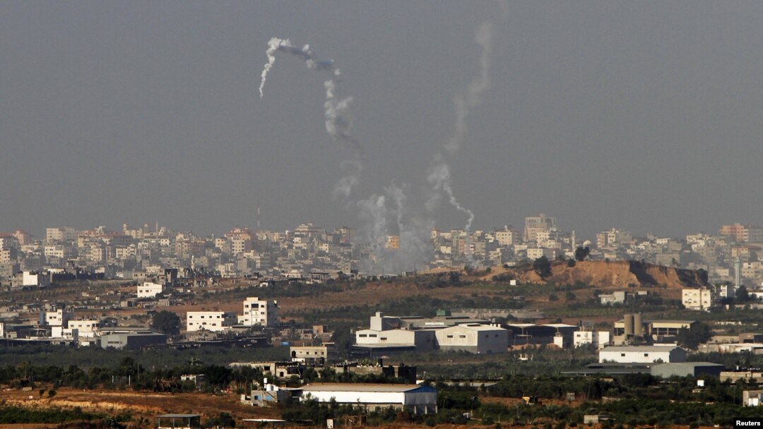 Kepulan asap terlihat menandai serangan roket dari Gaza ke arah Israel (11/11). Dilaporkan sedikitnya 110 roket telah mengenai kota-kota Israel dalam babak terbaru pertempuran Palestina-Israel yang mulai pekan lalu.