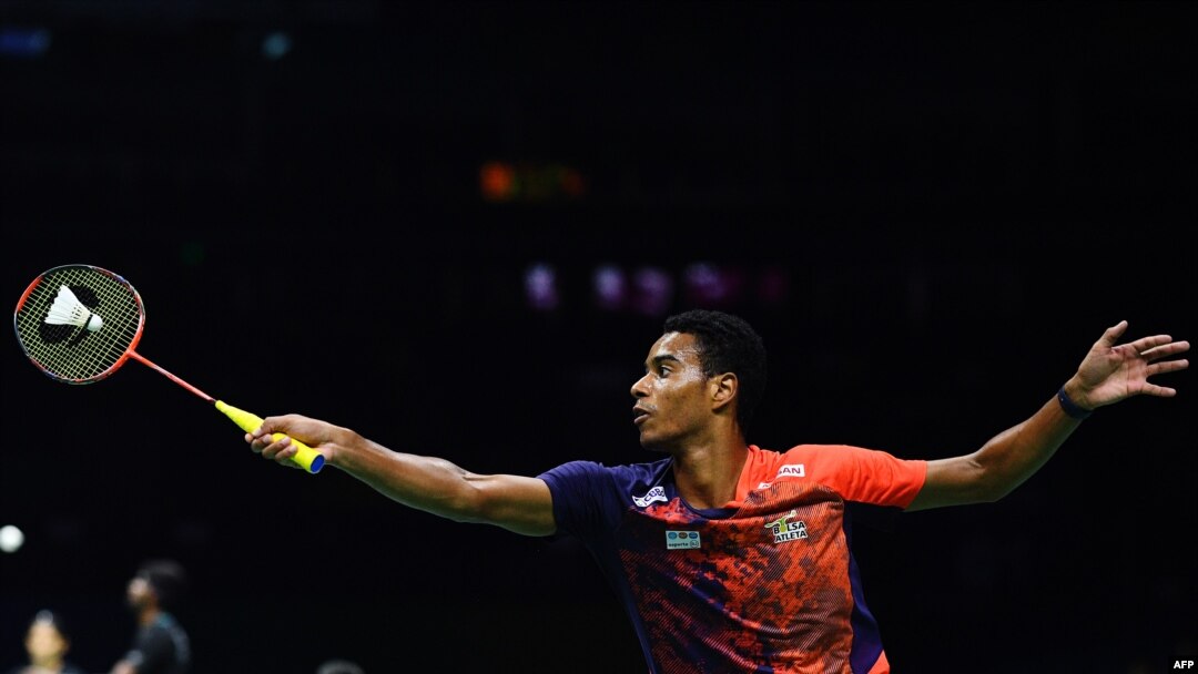 Ygor Coelho dari Brazil saat bertanding melawan pebulu tangkis Taiwan, Chou Tien Chen,dalam laga tunggal putra turnamen bulu tangkis World Championship di Nanjing, China, 2 Agustus 2018.
