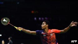 Ygor Coelho dari Brazil saat bertanding melawan pebulu tangkis Taiwan, Chou Tien Chen,dalam laga tunggal putra turnamen bulu tangkis World Championship di Nanjing, China, 2 Agustus 2018.
