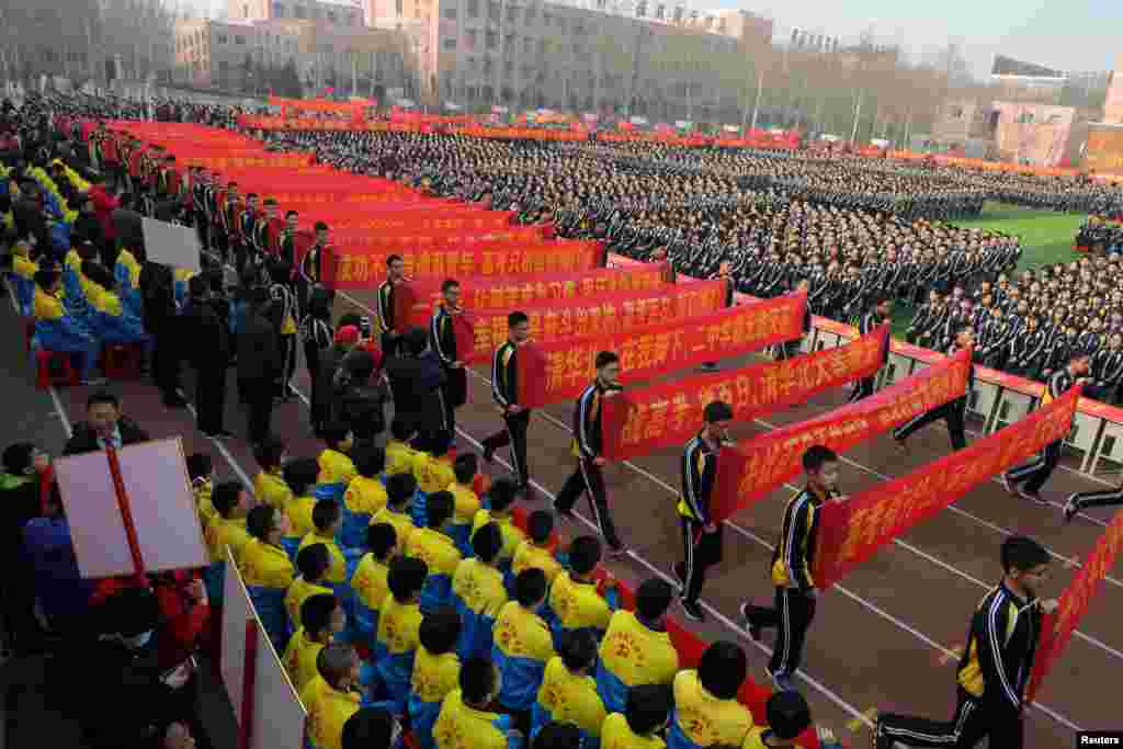 2018年2月26日在中国河北省衡水市第二中学，在年度性全国高考前100天，应届毕业生举行誓师大会。标语包括&ldquo;幸福是奋斗出来的，高考百日，我们拼了！&rdquo;&ldquo;成功不等待佛系青年 高考只相信拼搏汗水&rdquo;&ldquo;清华北大等我来&rdquo;&ldquo;清华北大在我脚下，二中学霸无敌天下&rdquo; 。