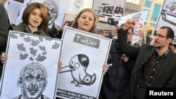 Demonstrators, members of the Turkish Youth Union, shout anti-government slogans during a protest against a Twitter ban, in Ankara, March 21, 2014. 