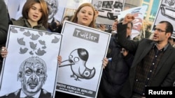 Demonstrators, members of the Turkish Youth Union, shout anti-government slogans during a protest against a Twitter ban, in Ankara, March 21, 2014. 