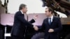 Державний секретар США Ентоні Блінкен тисне руку міністру оборони Франції Себастьяну Лекорню у Версалі, поблизу Парижа, у вівторок, 2 квітня 2024 р. (Фото: Benoit Tessier через AP)