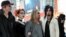 De izquierda a derecha, Tommy Lee, una mujer no identificada, Vince Neil, Nikki Sixx y Mick Mars, miembros del grupo Motley Crue.