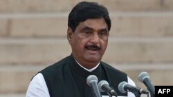 Bharatiya Janata Party (BJP) leader Gopinath Munde takes the oath of office during a swearing-in ceremony for new Indian Prime Minister Narendra Modi and his council of ministers in New Delhi, May 26, 2014.