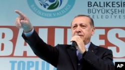 Turkey's President Recep Tayyip Erdogan addresses his supporters in Balikesir, April 6, 2017. Turkey is heading to a contentious April 16 referendum on constitutional reforms to expand Erdogan's powers.