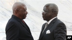 Armando Guebuza (esq), ex-Presidente de Moçambique com Afonso Dhlakama (dir), líder da RENAMO