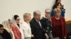 Aktris Meryl Streep berdiri di samping Sekretaris Jenderal PBB Antonio Guterres (tengah) saat menghadiri acara bertema “Keterlibatan Perempuan dalam Masa Depan Afghanistan” di sela-sela Sidang Umum PBB di Markas Besar PBB di New York City, 23 September 2024. (ANGELA WEISS/AFP)