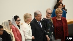 Aktris Meryl Streep berdiri di samping Sekretaris Jenderal PBB Antonio Guterres (tengah) saat menghadiri acara bertema “Keterlibatan Perempuan dalam Masa Depan Afghanistan” di sela-sela Sidang Umum PBB di Markas Besar PBB di New York City, 23 September 2024. (ANGELA WEISS/AFP)