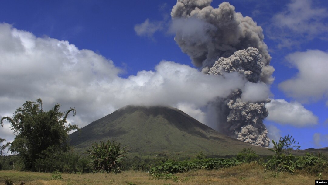 Gunung api Lokon yang terletak di Tomohon, provinsi Sulawesi Utara saat meletus pada tanggal 2 Februari 2013 lalu (foto: dok). 