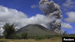 Gunung api Lokon yang terletak di Tomohon, provinsi Sulawesi Utara saat meletus pada tanggal 2 Februari 2013 lalu (foto: dok). 