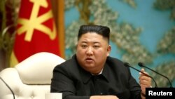 Pemimpin Korea Utara Kim Jong Un dalam rapat ke-19 Politbiro Komite Pusat ke-7 Partai Rakyat Korea. Foto dirilis oleh KCNA pada 5 Oktober 2020. (Foto: KCNA via Reuters)