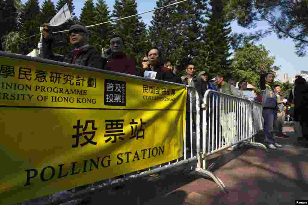 Warga berbaris di tempat pemungutan suara untuk memilih dalam referendum sipil yang diselenggarakan oleh penyelenggara Occupy Central di Hong Kong (1/1). (Reuters/Tyrone Siu)