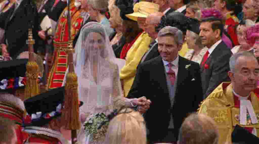 Kate Middleton camina por el pasillo con su padre, Michael Middleton, en la Abadía de Westminster para su boda real en Londres.