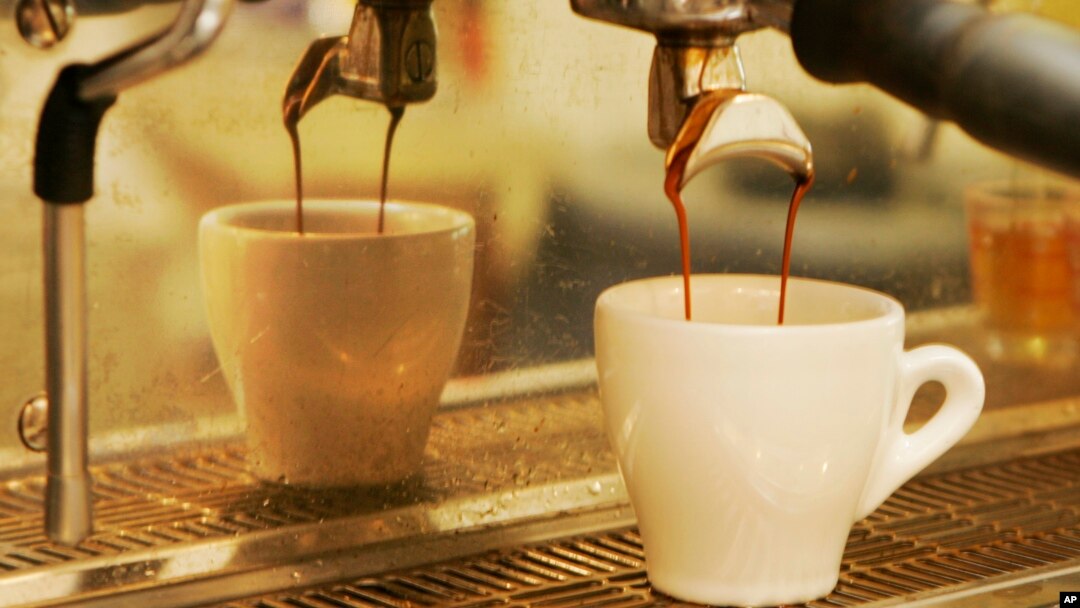 Minum kopi memperkecil risiko kematian dari penyakit apapun, termasuk penyakit jantung dan stroke (foto: dok). 