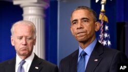 Presiden AS Barack Obama, didampingi Wakil Presiden Joe Biden, menyampaikan pernyataan menanggapi pembantaian di Charleston, South Carolina (18/6). (AP/Susan Walsh)