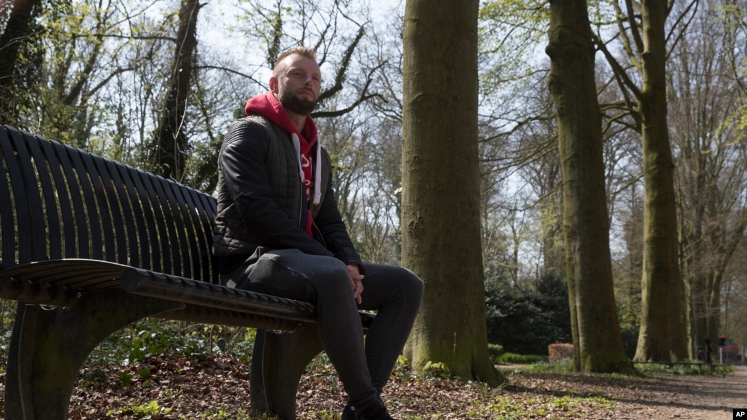 Joey Hoofdman, salah satu dari 49 anak hasil donor sperma dokter fertilitas Belanda Jan Karbaat, berpose di Alkmaar, Belanda 15 April 2019. Karbaat, yang wafat pada 2017, diam-diam menggunakan spermanya sendiri untuk membuahi 49 perempuan dan diduga masih punya lebih banyak anak.