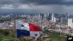 ARCHIVO - Una bandera panameña ondea en el cerro Ancón con el horizonte de la Ciudad de Panamá como telón de fondo, días antes de las elecciones presidenciales del 2 de mayo de 2024. AP