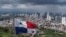 ARCHIVO - Una bandera panameña ondea en el cerro Ancón con el horizonte de la Ciudad de Panamá como telón de fondo, días antes de las elecciones presidenciales del 2 de mayo de 2024. AP