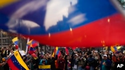 Los venezolanos protestan por la reelección del presidente venezolano, Nicolás Maduro, un mes después de la disputada votación presidencial que la oposición afirma haber ganado por abrumadora mayoría, en Santiago, Chile, el miércoles 28 de agosto de 2024. (Foto AP/Esteban Félix)