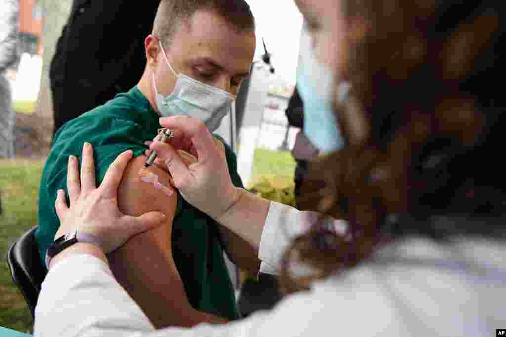미국 코네티컷주 하트퍼드 병원에서 화이자-바이오엔텍의 신종 코로나바이러스 백신 접종이 실시됐다. 