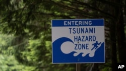 ARCHIVO - Un cartel que advierte a los conductores que están entrando en una zona de peligro de tsunami se muestra a lo largo de la Ruta 101 de EEUU, también conocida como Oregon Coast Highway, al norte de Lincoln City, Oregón, el 14 de junio de 2024.