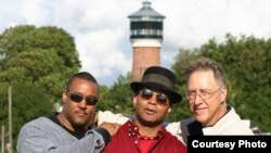 Left to Right - Nerek Roth Patterson (Electric Guitar), Guy Davis and Mark Murphy (Bass) (Photo: Thom Wolke © 2006)