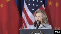 Menteri Luar Negeri Amerika Hillary Clinton berbicara dalam dialog AS-Tiongkok di Washington (9/5).