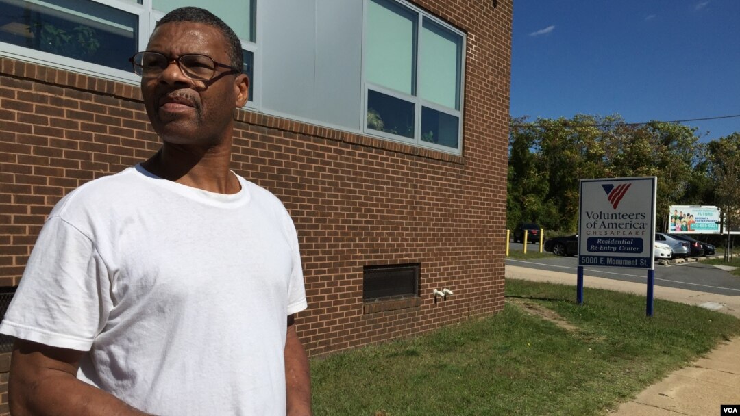 Greg Nelson (58 tahun), salah satu dari ribuan narapidana AS yang akan mendapat pembebasan lebih awal, di dekat rumah tahanan sementaranya di kota Baltimore, Maryland (C. Presutti/VOA).