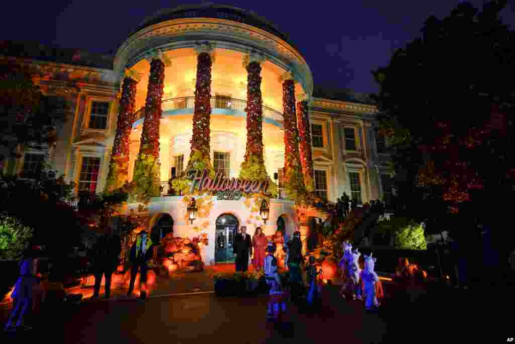 도널드 트럼프 미국 대통령과 멜라니아 트럼프 여사가 워싱턴 백악관에서 할로원 행사를 열고 트릭 오어 트릿하는 어린이들을 맞이하고 있다. 