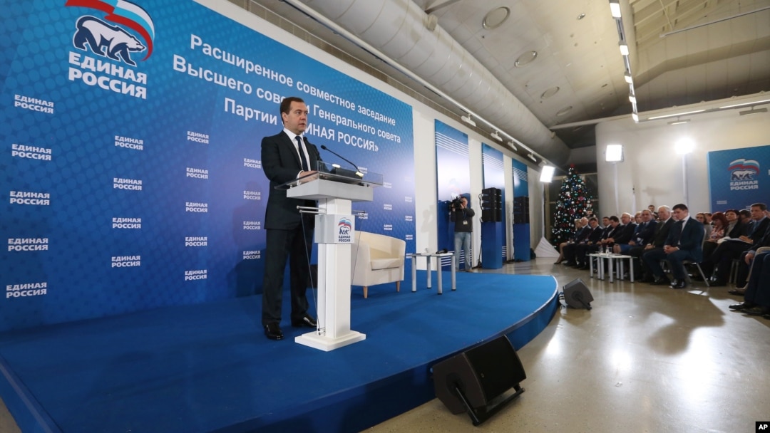 Perdana Menteri Rusia Dmitry Medvedev berpidato di hadapan para pejabat partai Rusia Bersatu di Moskow (23/12). 