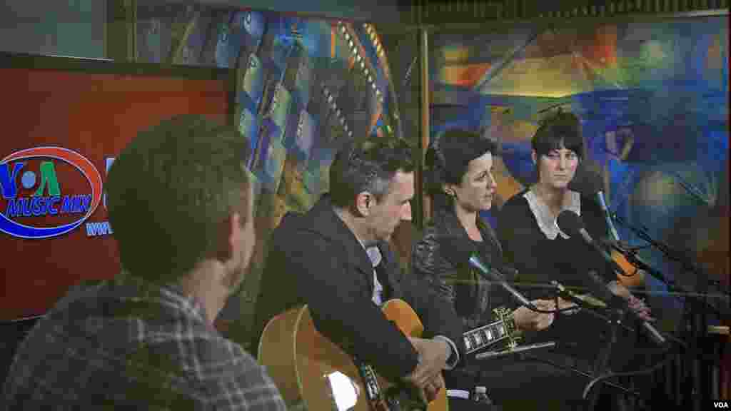 The Cranberries tell VOA&rsquo;s Larry London that performing live is the biggest reward as musicians.