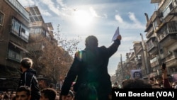 ARCHIVO - Los manifestantes tomaron las calles del centro de Damasco, Siria, para exigir justicia para aquellos que perecieron bajo el régimen de Bashar al-Assad, el 13 de diciembre de 2024.