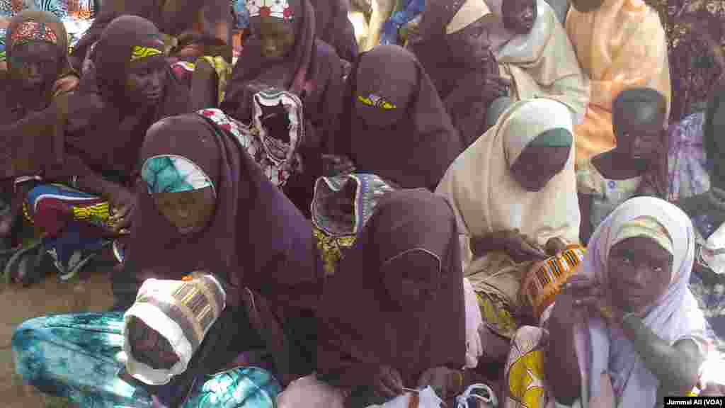 Wasu mata suna kadi a gindin bishiya a Agayawa jihar Katsina Nigeria