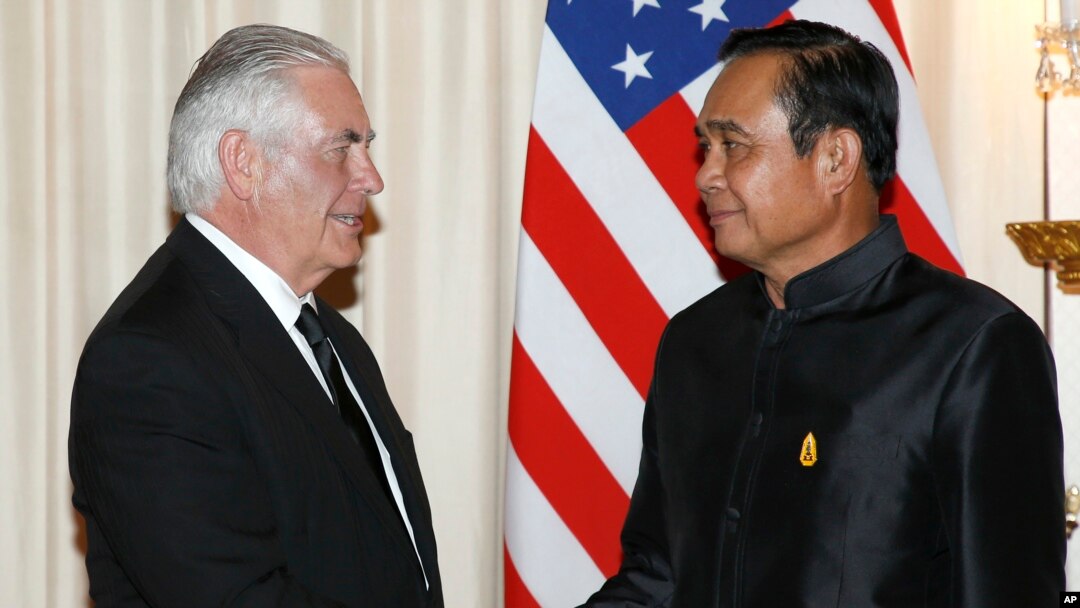 El secretario de Estado de EE.UU., Rex Tillerson, (izquierda) se reuni[o con el primer ministro de Tailandia, Prayut Chan-ocha, en Bangkok, el martes, 8 de agosto de 2017.