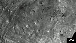 Gambar jarak dekat pertama permukaan asteroid Vesta yang dikirimkan oleh pesawat antariksa Dawn.