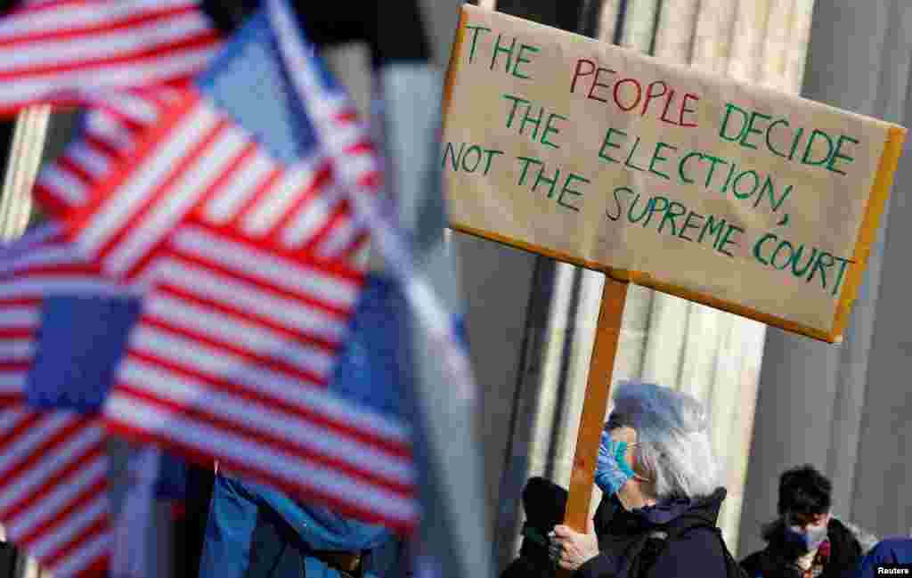 Un grupo de personas se re&#250;nen durante la manifestaci&#243;n “&#161;Count the Votes! Rally for Fair Elections in the USA&quot; organizada por J&#243;venes Dem&#243;cratas en el extranjero despu&#233;s de las elecciones de EE. UU. de 2020, junto a la Puerta de Brandenburgo, en Berl&#237;n.