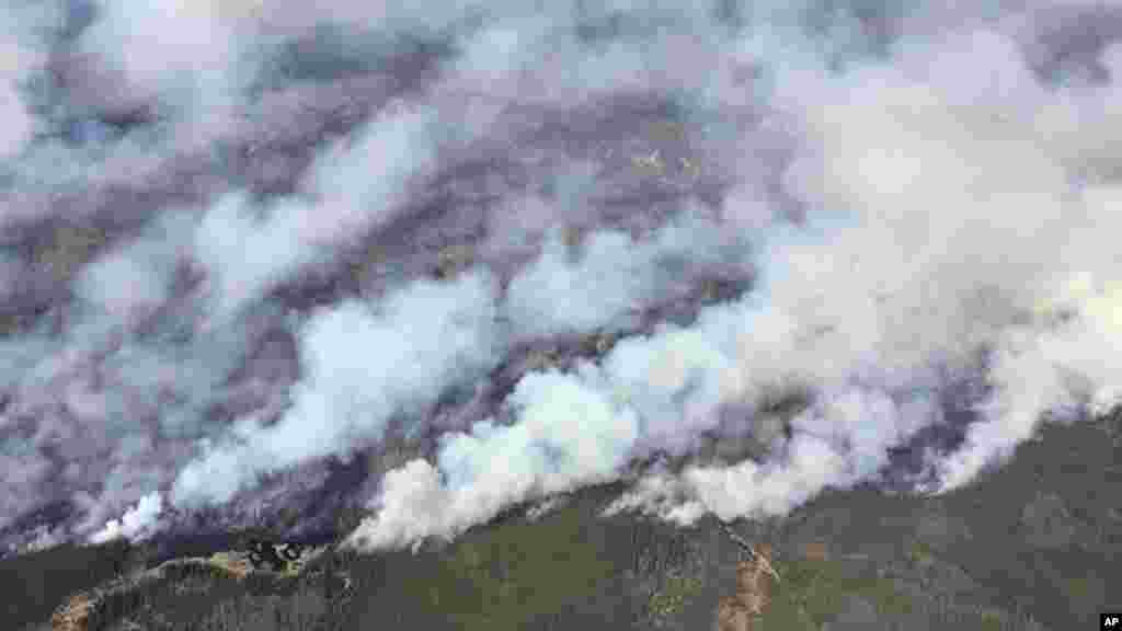 Une vue aérienne de l&#39;hélicoptère du premier ministre de l&#39;Alberta Rachel Notley montre la &nbsp;fumée qui fait ravage dans le forêt de Fort McMurray, Alberta, le 4 mai 2016.