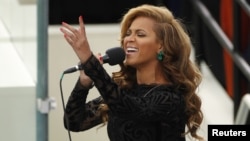 Beyonce saat menyanyikan lagu kebangsaan Amerika dalam upacara inaugurasi Presiden Barack Obama 21 Januari lalu. (Reuters/Kevin Lamarque)