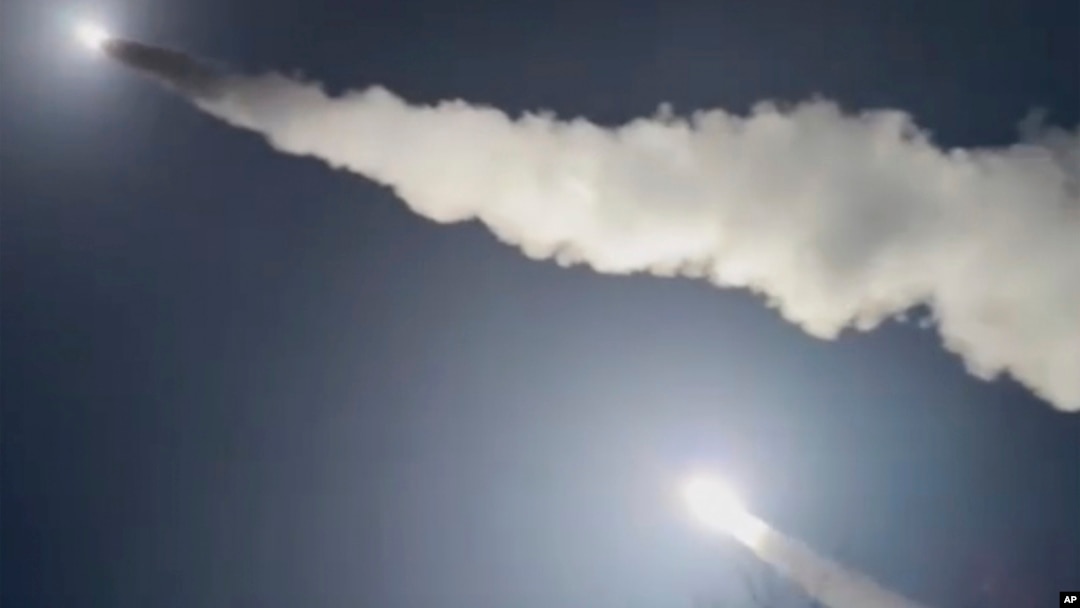 Slika iz video snimka koji je objavio Telegram kanal povezan s ukrajinskom vojskom 19. novembra 2024. Kanal kaže da prikazuje rakete ATACMS koje je isporučio SAD ispaljene s nepoznate lokacije u Ukrajini. (Lachen Pyshe Telegram preko AP-a)