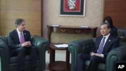Ngoại trưởng Hoa Kỳ Antony Blinken (trái) và Bộ trưởng Ngoại giao Trung Quốc Vương Nghị trong một cuộc gặp vào năm 2015. 