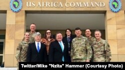 Ntoma ya Etats-Unis na ekolo Congo démocratique, Mike "Nzita" Hummer na kati kati ya bakambi ya mampinga ya Amerika mpo na Afrika (AFRICOM) na Stuttgart, Allemagne, 14 novembre 2019. (Twitter/Mike "Nzita" Hammer)